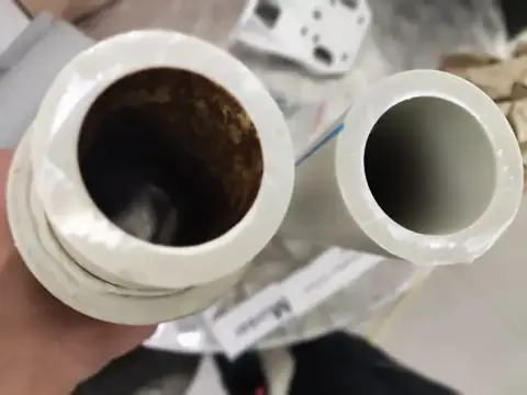 Řez potrubím s usazeným kalem po demontáži