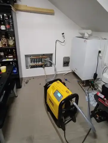 Čistící stroj napojený na otopný systém v technické místnosti