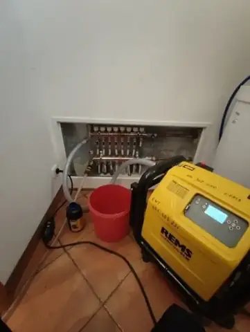 Čistící stroj při práci v interiéru