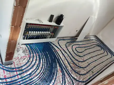 Rozvody podlahového topení v podkroví