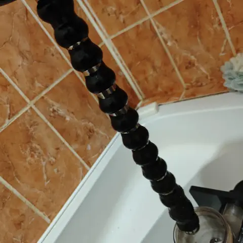 Detail vyjmutého prvku s usazeninami – Dolní Lutyně